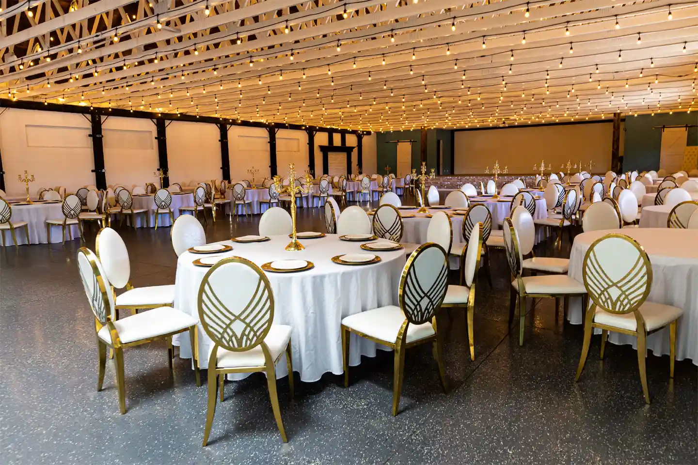 tatevEvents-RusticParadise-Gallery-TablesSetInWhiteWithDinnerwareBeforeEvent-960h